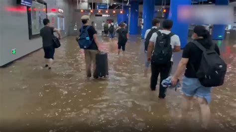 北京 淹水|水漫北京城！暴雨致地鐵站灌水、大街變河道、鐵公路。